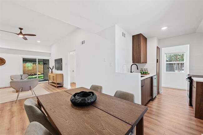 Building Photo - 6807 Woodhue Dr