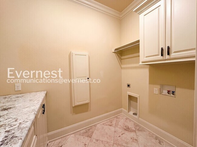 Building Photo - 3 Bed/2 Bath Home with Fenced Yard & Garage / Pet-Friendly / Available Now!