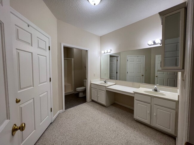 Building Photo - Beaver Creek Condo Enjoy Living at it's Fi...