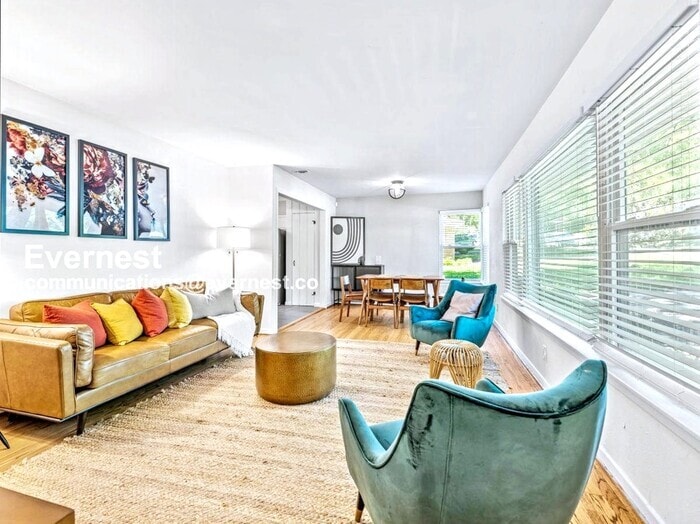 Building Photo - 8633 Westglen Dr