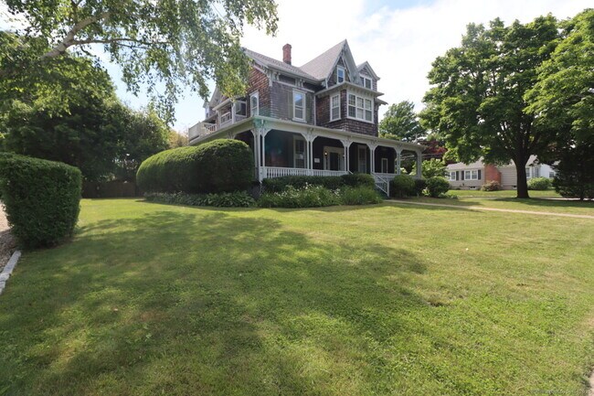 Building Photo - 883 Montauk Ave