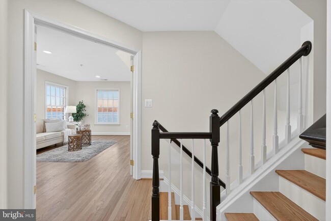 Building Photo - 700 Kahn Pl