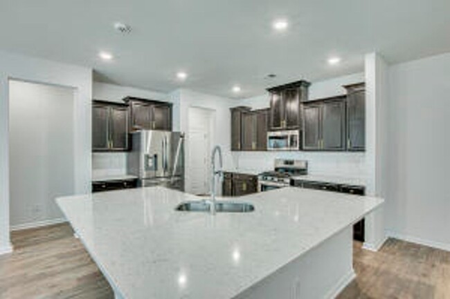 Building Photo - Tanner Plantation 3 story 6 Bedroom and 4....