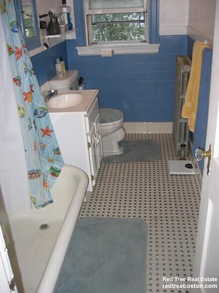 Building Photo - 24 Oak Square Ave