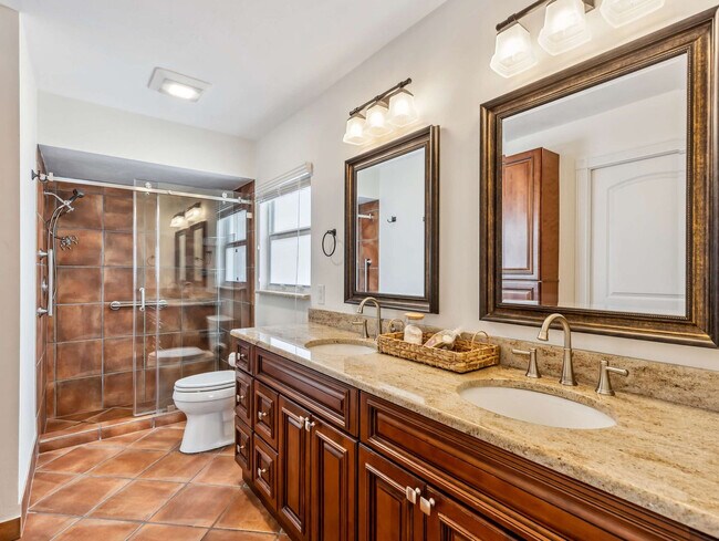 Building Photo - 510 106th Ave N