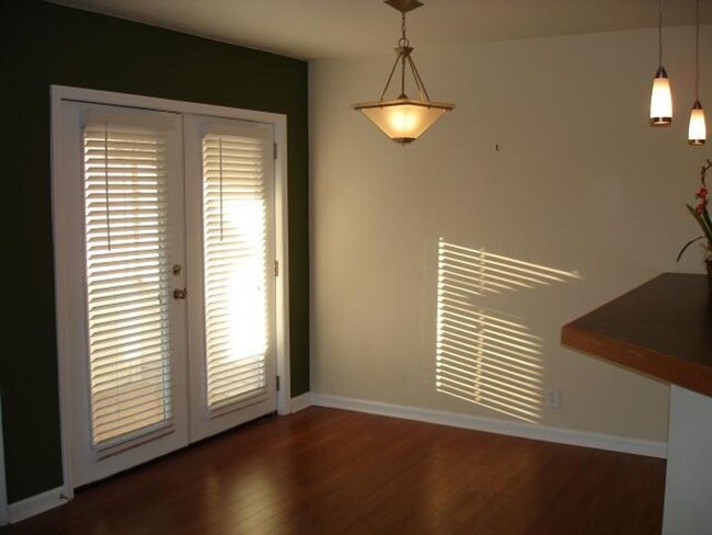 Building Photo - Location + Amenities + Covered Parking