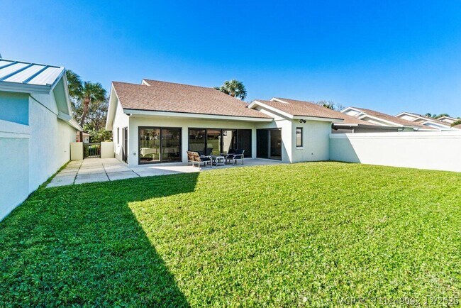 Building Photo - 247 River Park Dr