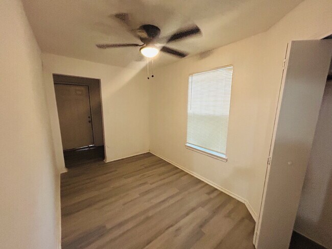 Building Photo - 136 Persyn St