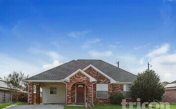 Building Photo - MOVE IN READY