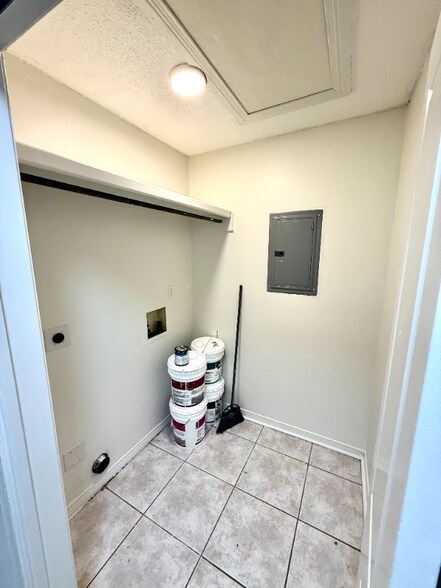 Building Photo - 9345 Chisholm Rd