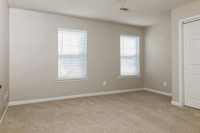 Building Photo - Spacious 4-Bedroom Hendersonville Home