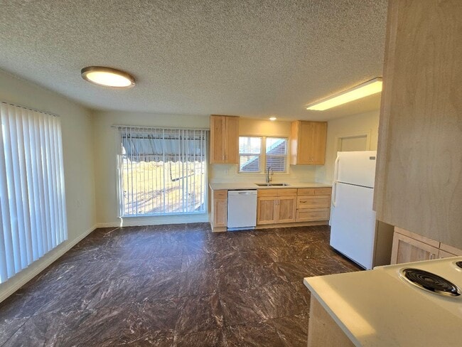 Building Photo - R698