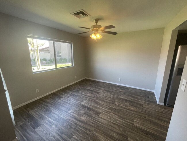 Building Photo - 3 Bed/ 2.5.Ba 2 story townhome , Gated Com...