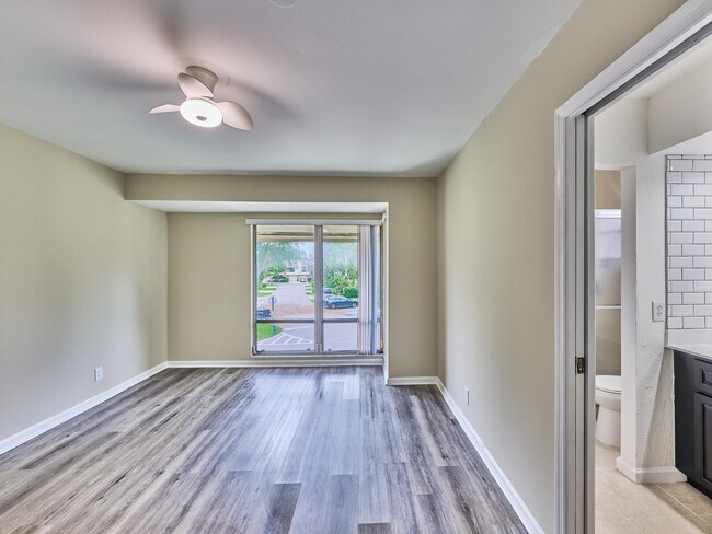 Building Photo - 6040 Glendale Dr