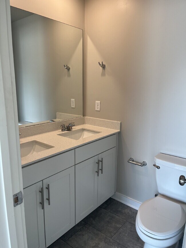 Building Photo - "Charming 3-Bed Townhouse with Granite Acc...
