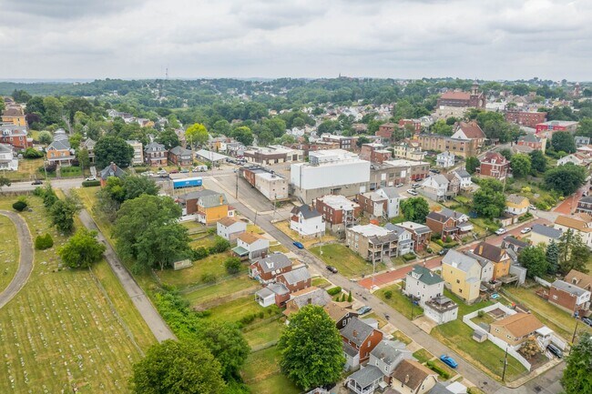 Building Photo - Stunning 3 bedroom home in Carrick available May 15!