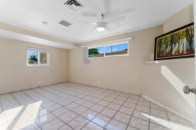 Building Photo - 2614 W Greenway Rd