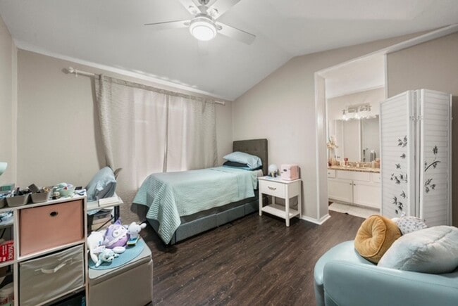 Building Photo - Tastefully Renovated 3/2.5 Condo Steps fro...