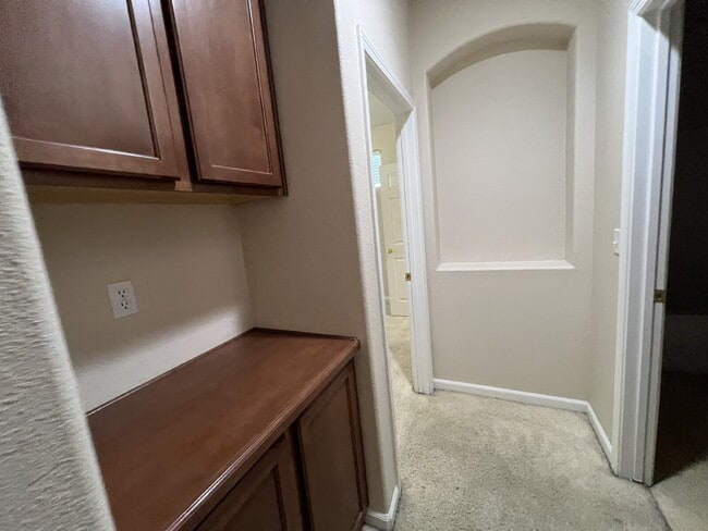 Building Photo - "Spacious 4-Bedroom Haven in Merced with 3 Full Baths & Elegant Granite Countertops!"