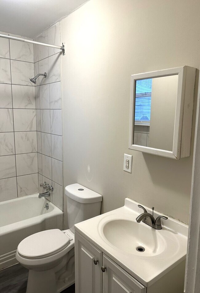 Building Photo - 425 Highland Ave