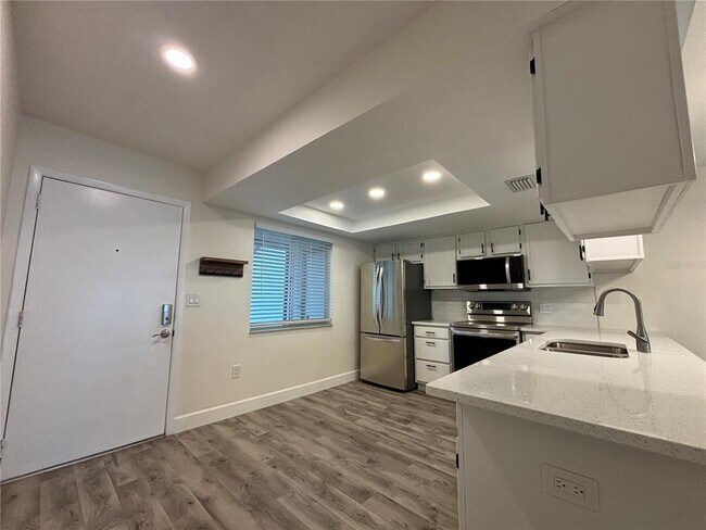 Building Photo - 2300 Bancroft Cir S