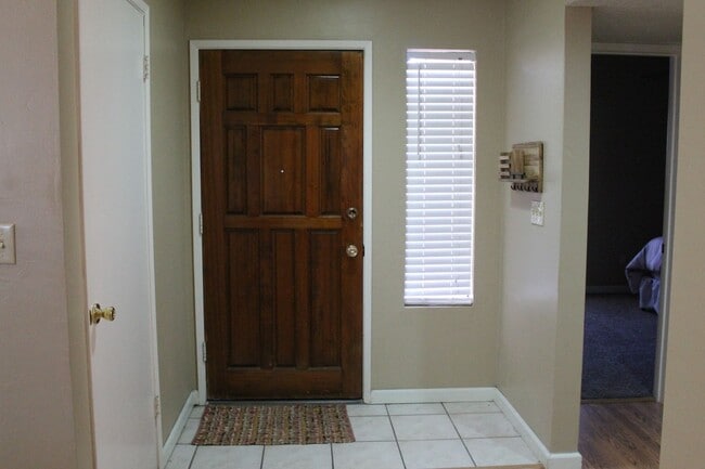 Building Photo - Cute Condo North Bakersfield