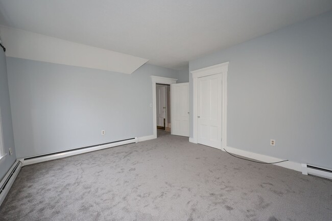 Building Photo - 736 Maple St