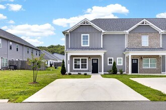 Building Photo - Luxury Townhome