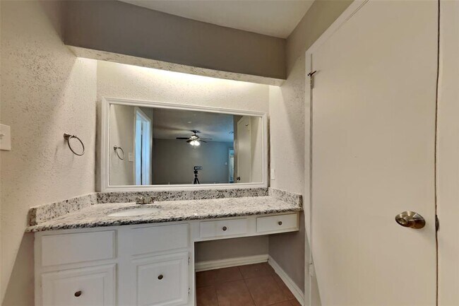 Building Photo - 13627 Montaigne Dr