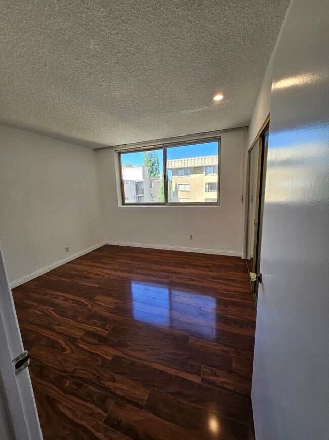 Building Photo - 1300 Midvale Ave