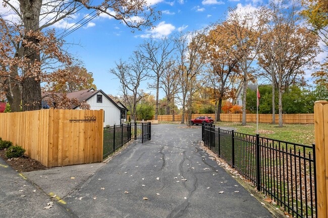 Building Photo - 15160 W Oak Spring Rd