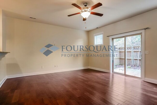 Building Photo - Townhome | Washer /Dryer Included | Enclos...