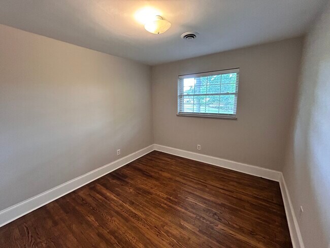 Building Photo - 1600 Plumcrest Dr