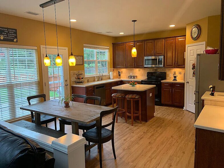 Building Photo - Room in Single Family Home on Arbor Vista Dr