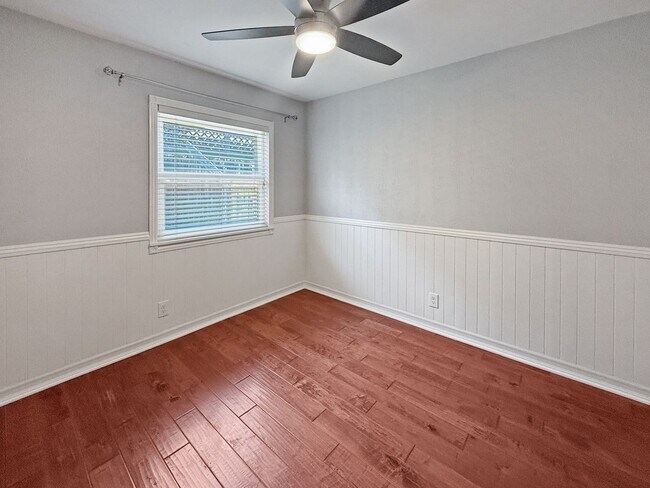 Building Photo - Beautiful 4BD/2BA w/ Attached Garage & Lar...