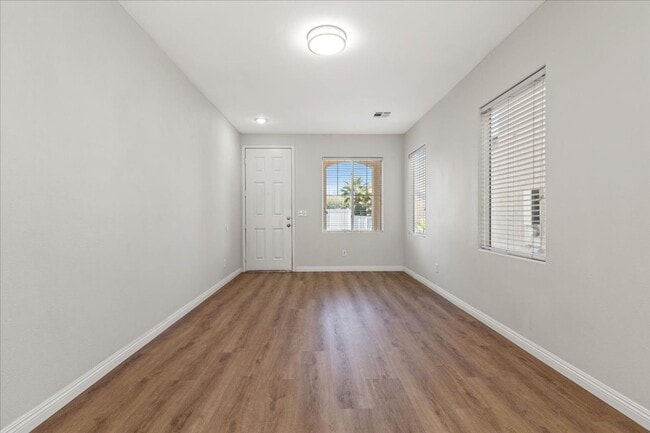 Building Photo - Newly Updated 4 bd, 3 bth Must See No Carpet