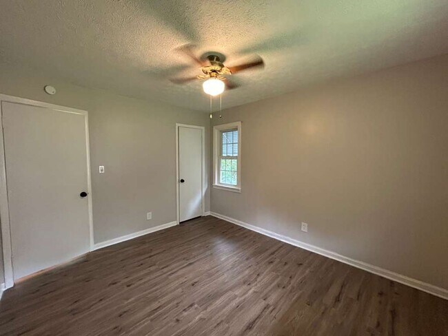 Building Photo - 26901 Farringdon Ave