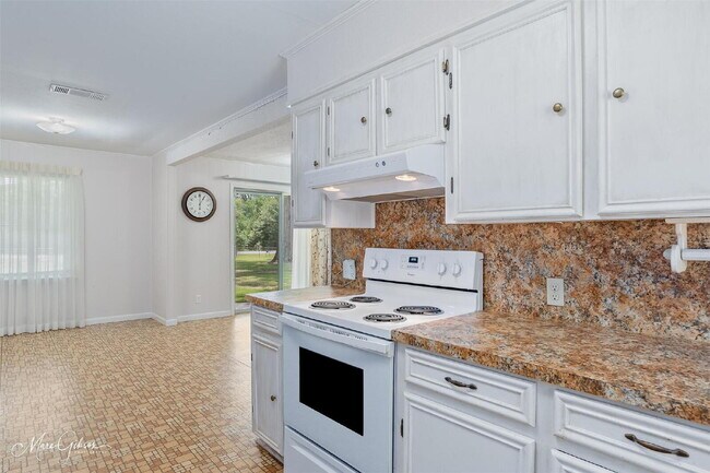 Building Photo - "Charming 2-Bedroom Retreat with Spacious ...