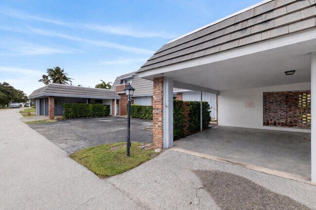 Building Photo - 423 Pine Tree Ct
