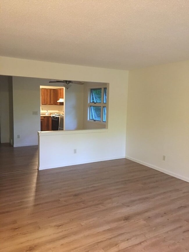 Building Photo - SPACIOUS 2 BEDROOM IN HOLIDAY HILLS AREA