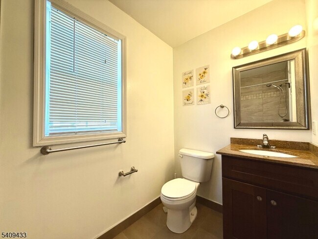 Building Photo - 623 Magnolia Ave