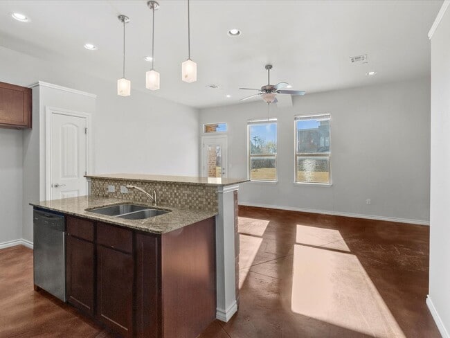 Building Photo - Move in Special! Gorgeous newer 2br 2.5ba Townhome!!