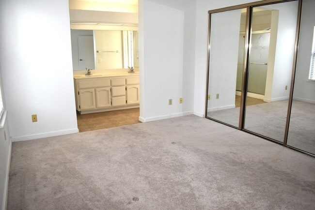 Building Photo - 9435 Soaring Oaks Dr