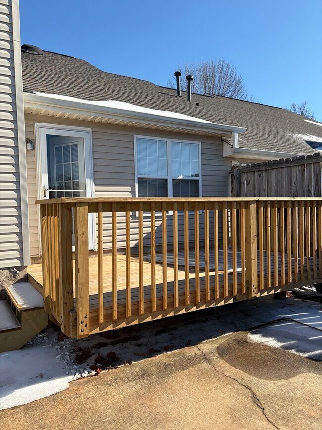 Building Photo - Charming 3 Bed 2 Bath in a gated community!!