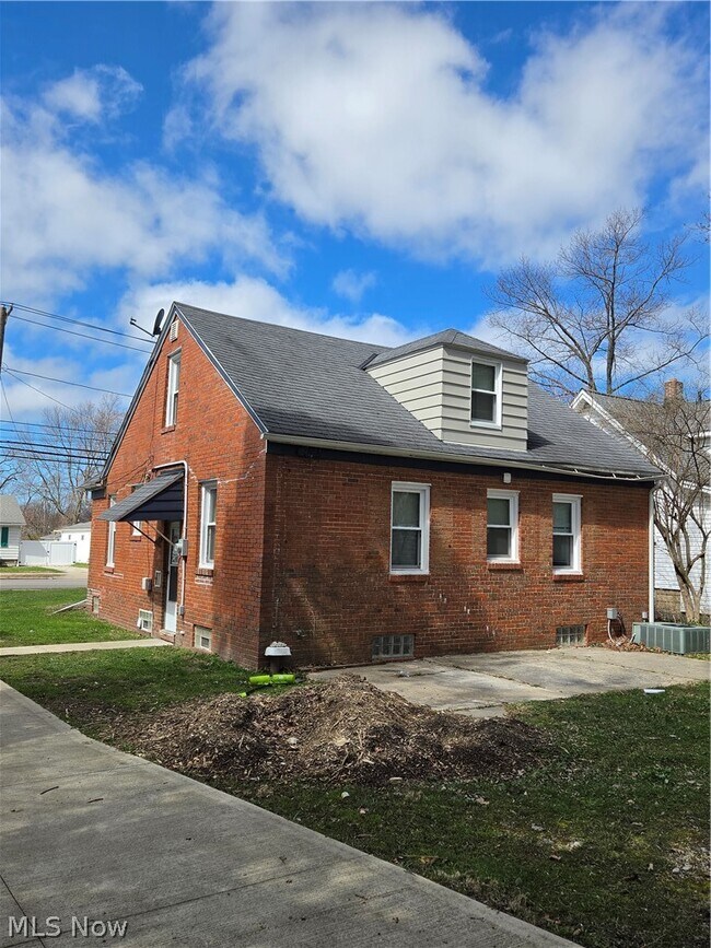 Building Photo - 1275 S Green Rd