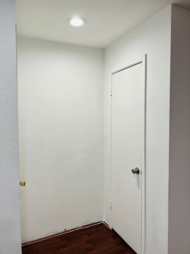 Building Photo - 7200 Clarewood Dr