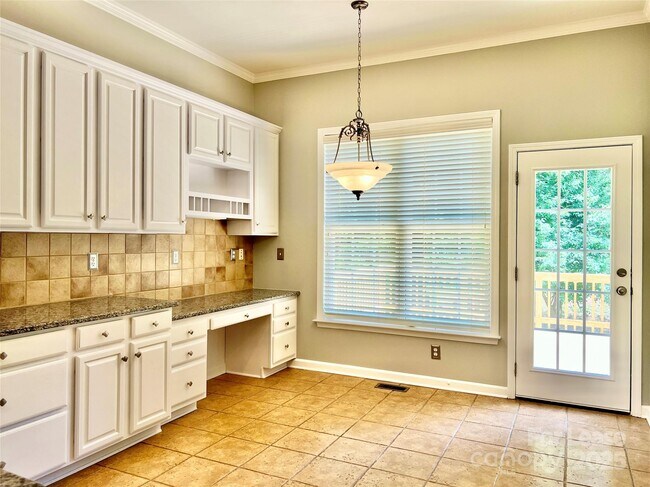 Building Photo - 811 Deercross Ln