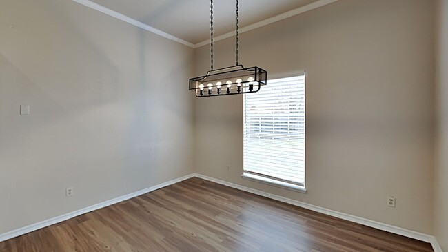 Building Photo - Fantastic 3 Bedroom 2 Bathroom Home in Moo...