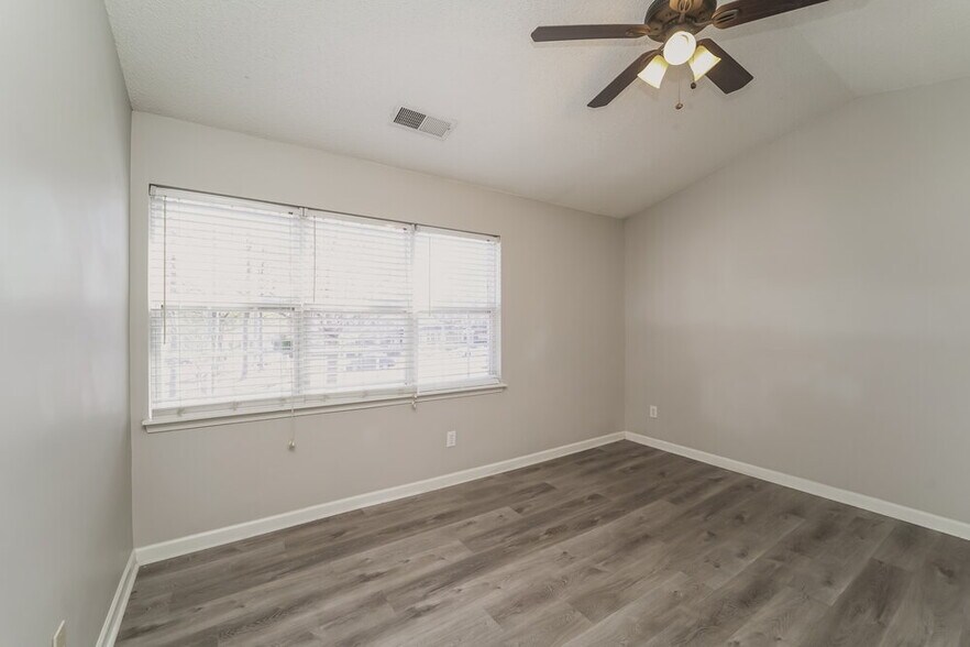 Building Photo - 10142 Forest Landing Dr