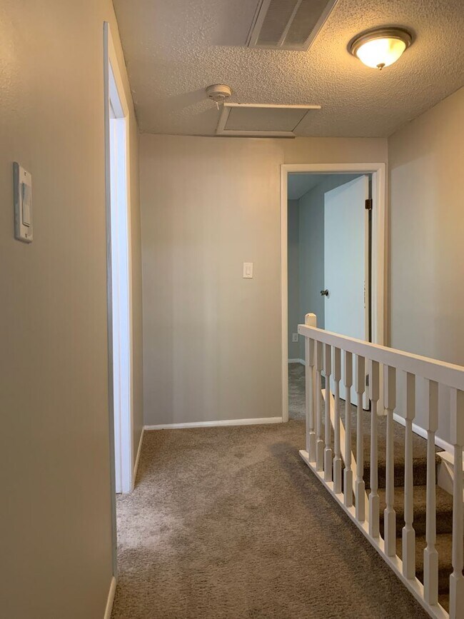 Building Photo - Renovated Raleigh Townhome Conveniently Lo...